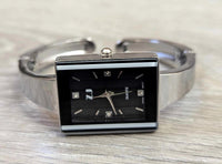 Montre bangle carrée pour femmes argent et noir