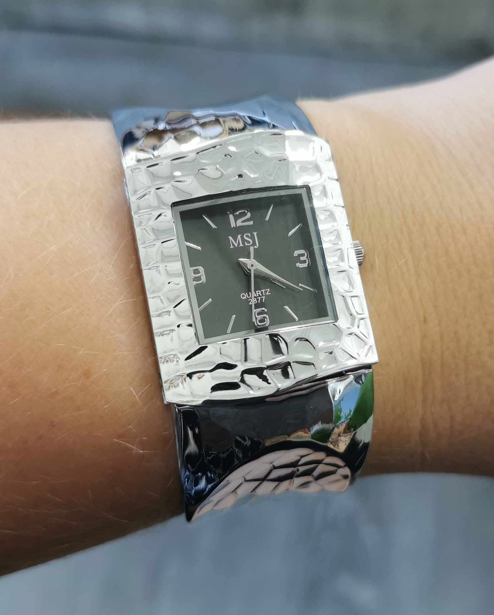 Montre bangle pour femmes - rectangle argent avec fond noir