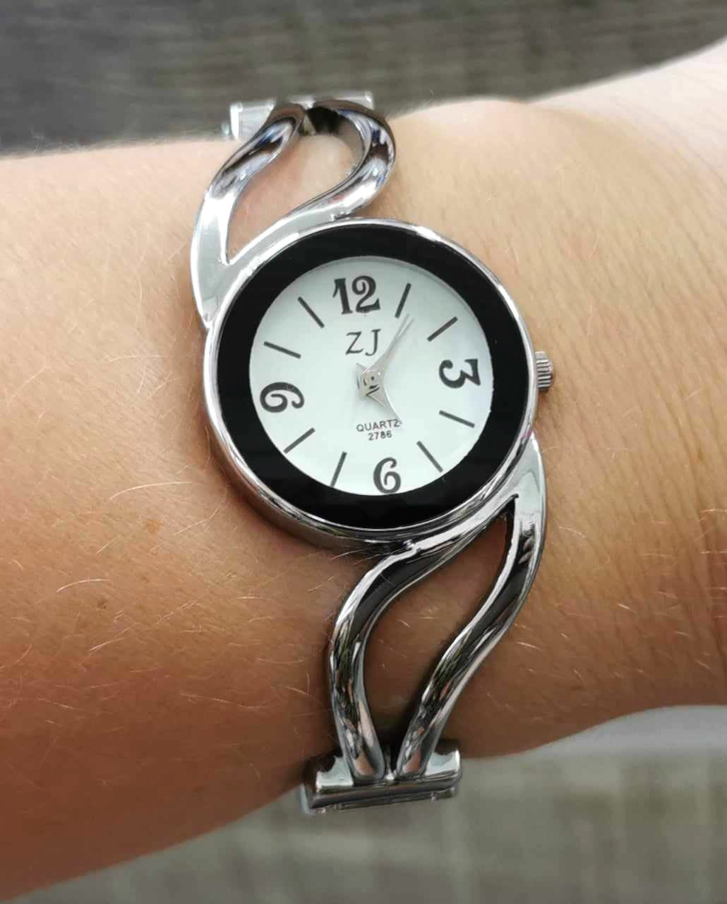 Montre bangle femmes argent et noir torsadée