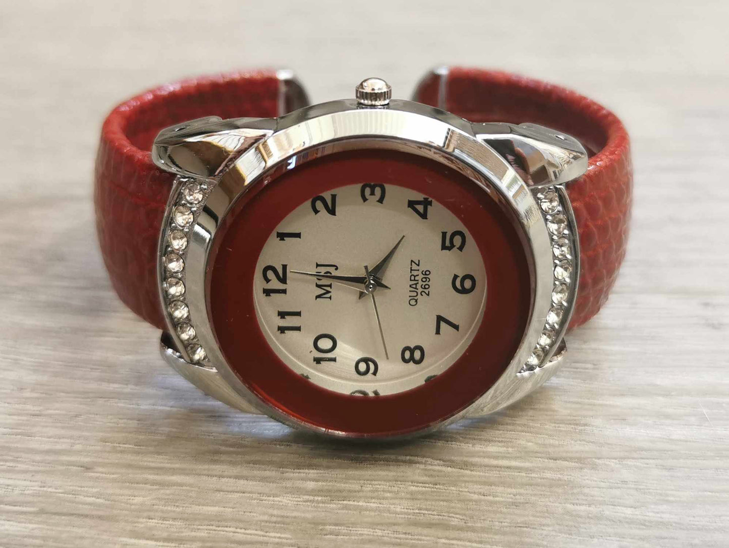 Montre bangle rouge pour femmes