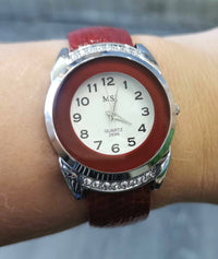 Montre bangle rouge pour femmes