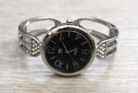 Montre bangle pour femmes ronde argent fond noir