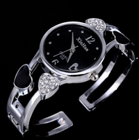 Montre bangle pour femmes noir et argent avec coeurs