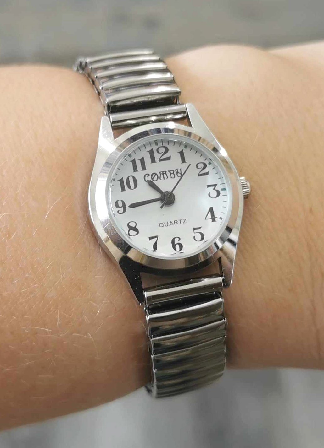 Montre avec bracelet extensible argent pour femmes