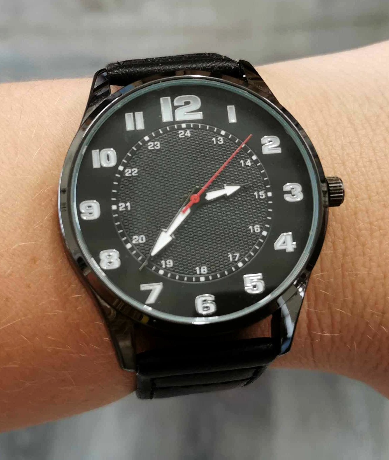 Montre pour hommes fond noir, bracelet de cuir noir