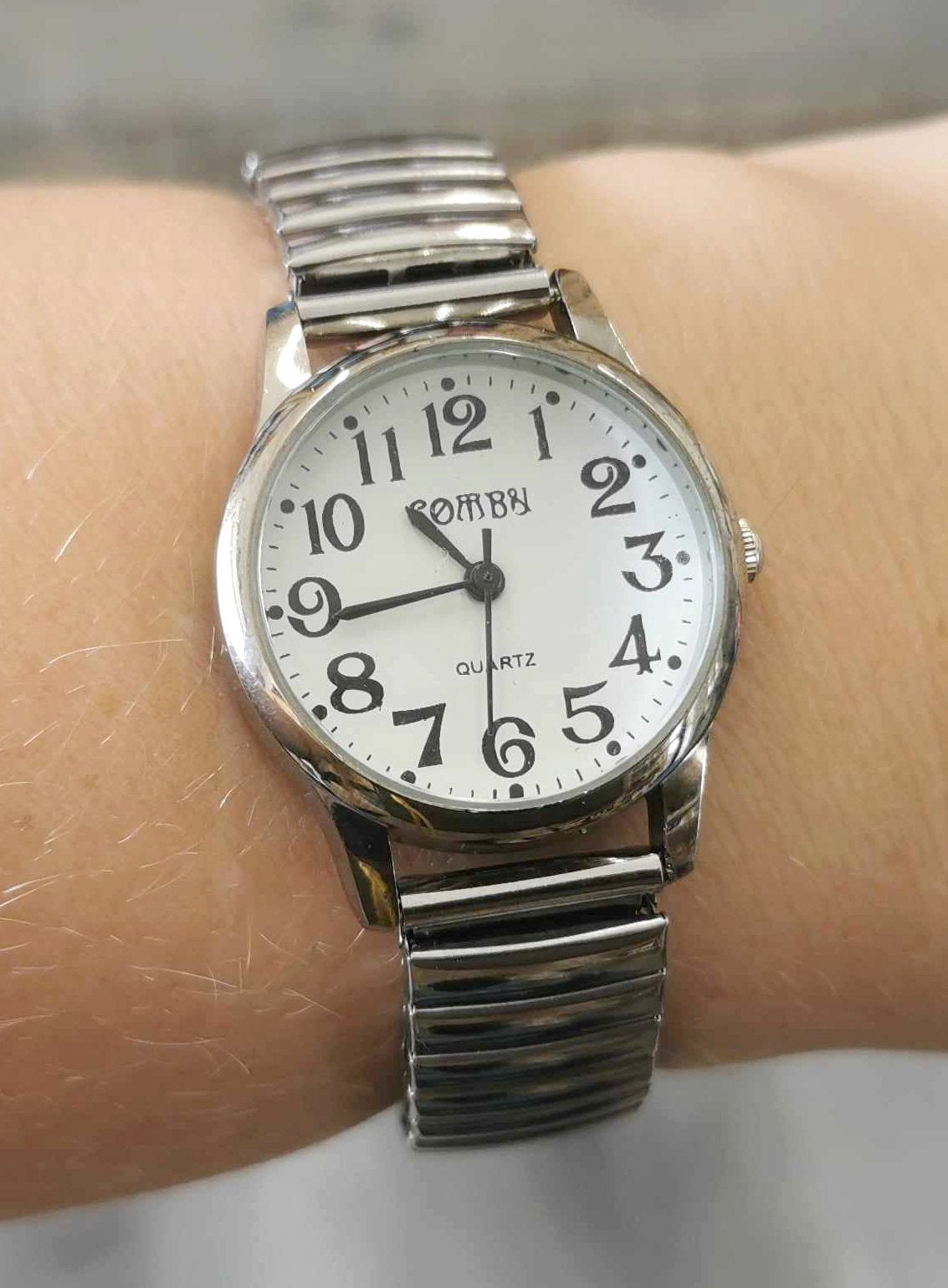 Montre extensible pour femmes avec gros chiffres