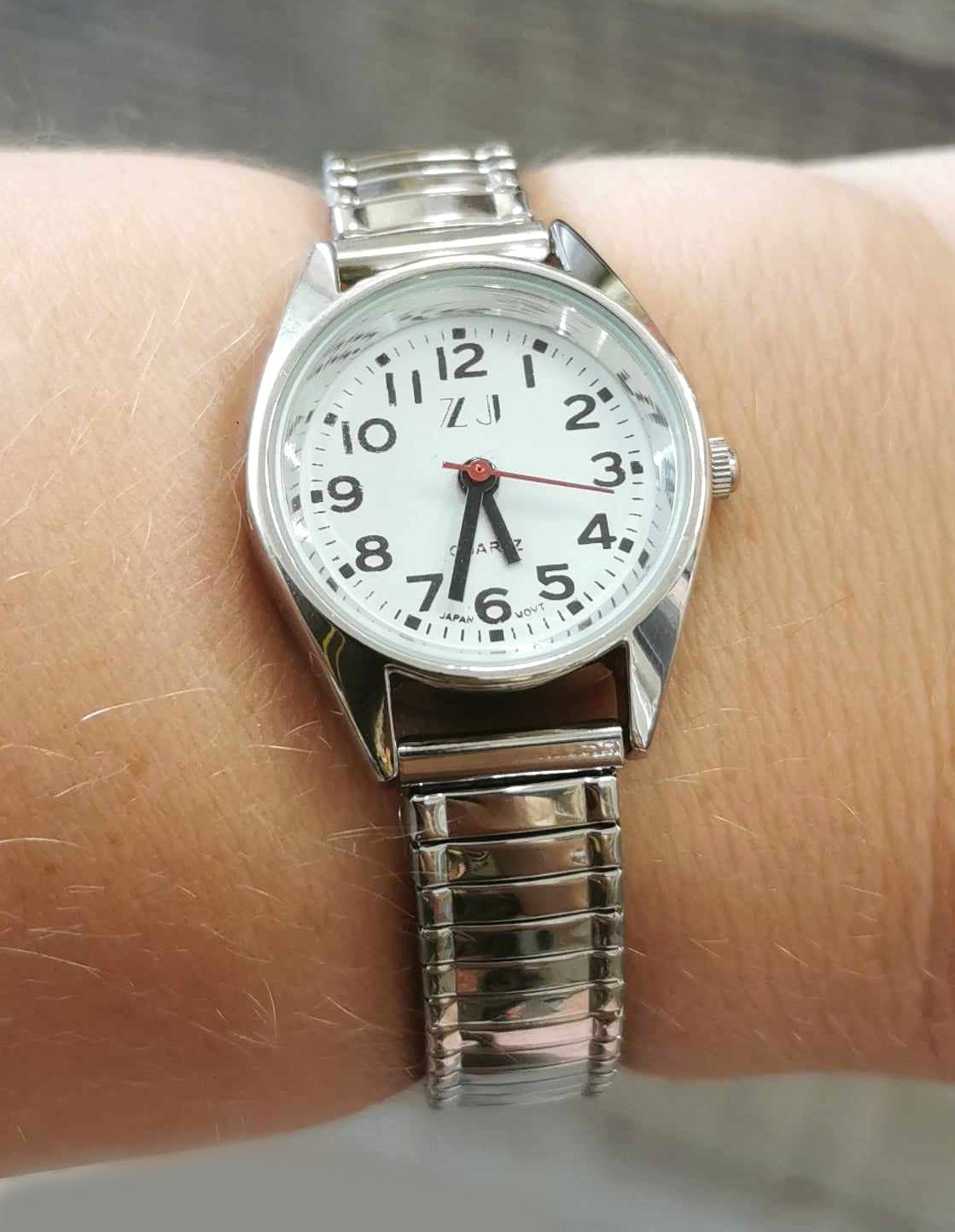 Montre extensible pour femmes argent fond blanc