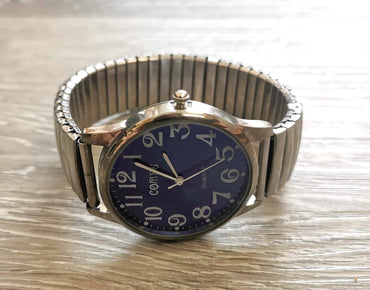 Montre bracelet extensible fond bleu