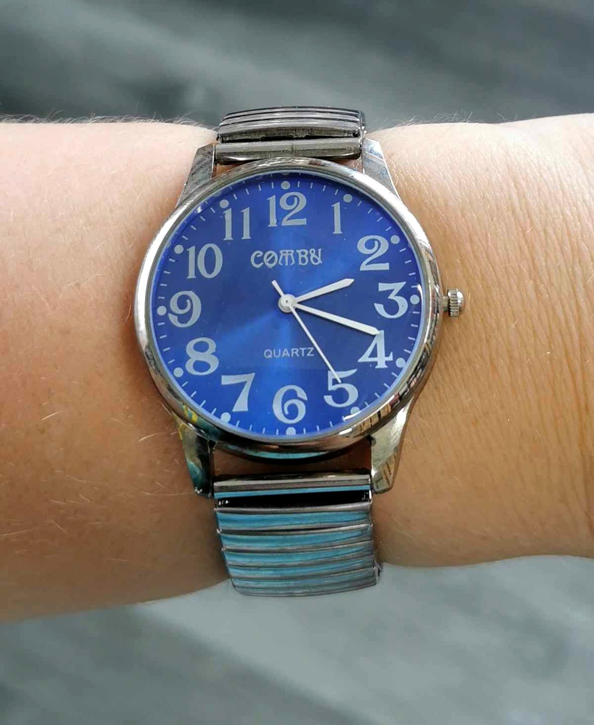 Montre bracelet extensible fond bleu