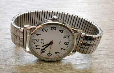 Montre pour hommes bracelet extensible argent, fond blanc