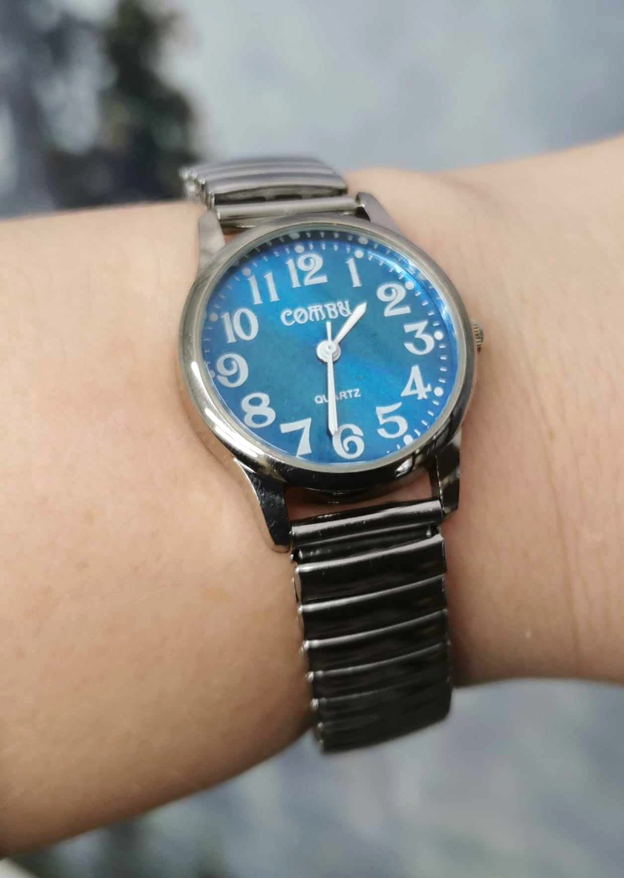 Montre extensible pour femmes fond bleu