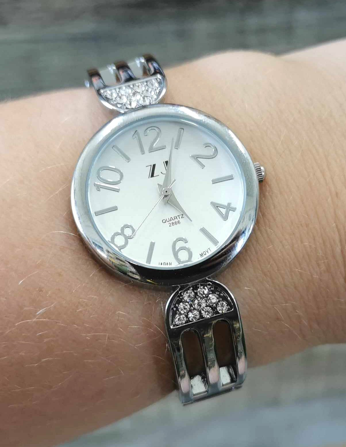 Montre bangle femme ronde argent