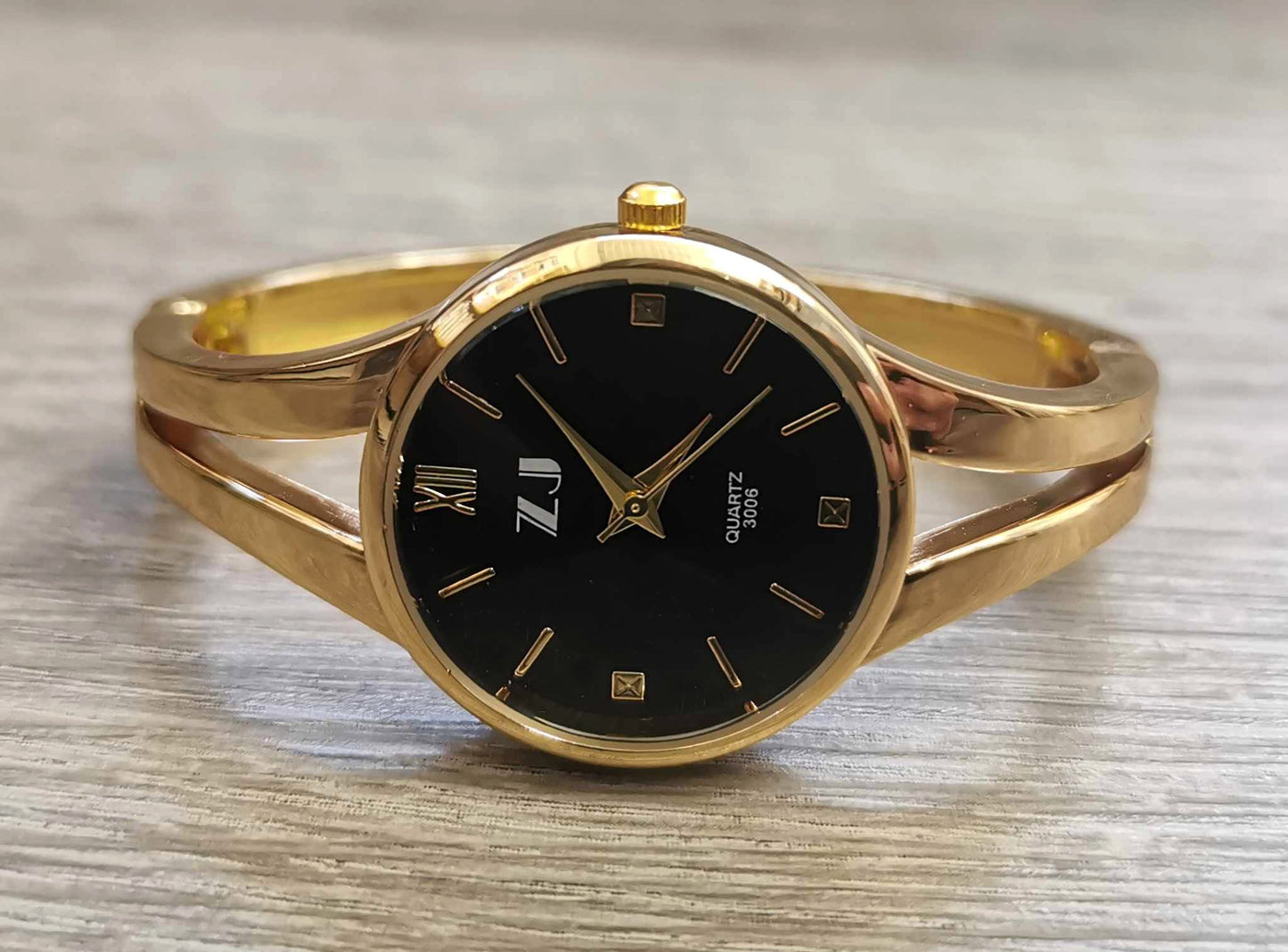 Montre bangle pour femmes or avec fond noir