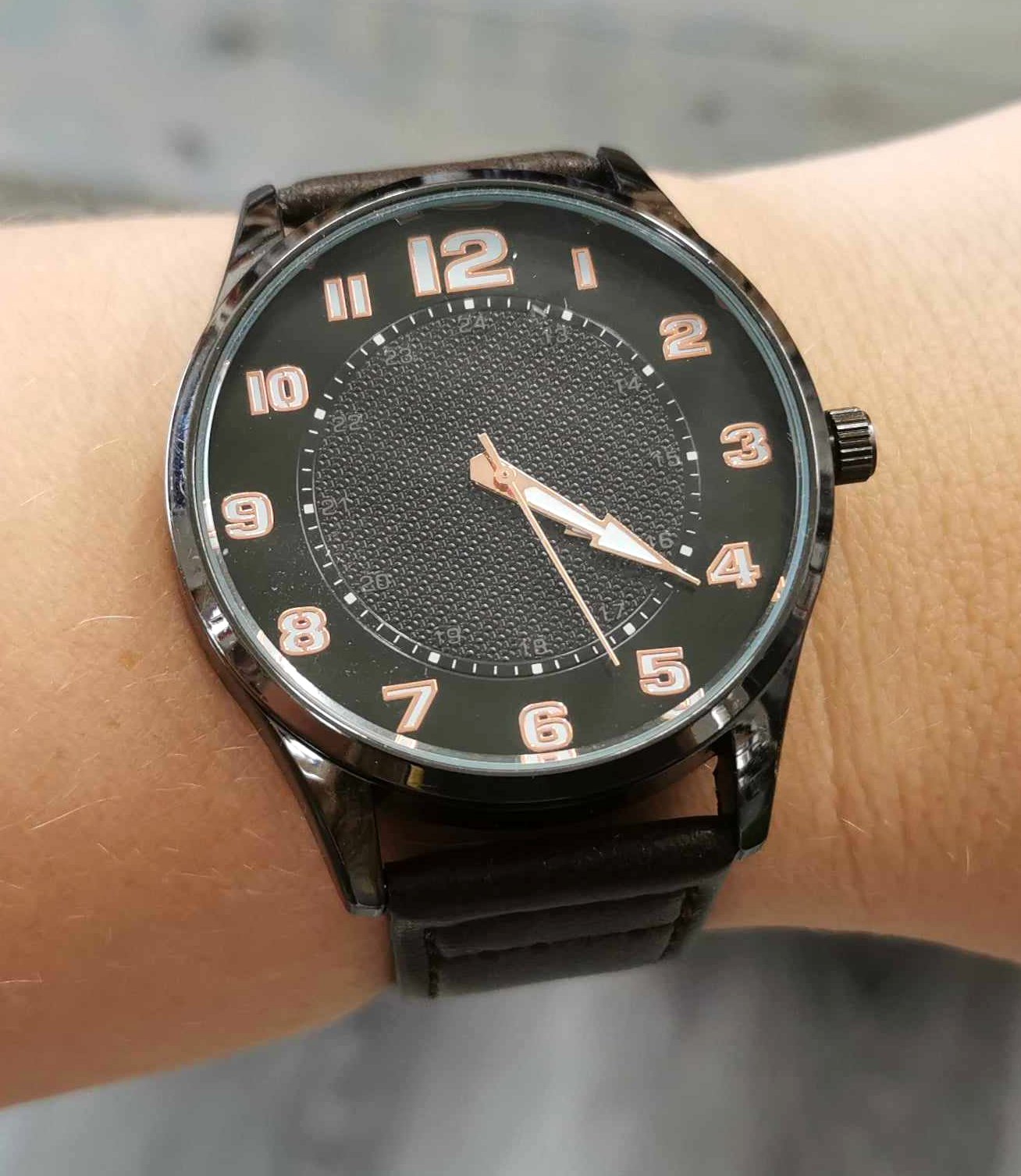 Montre pour hommes fond noir, bracelet de cuir brun