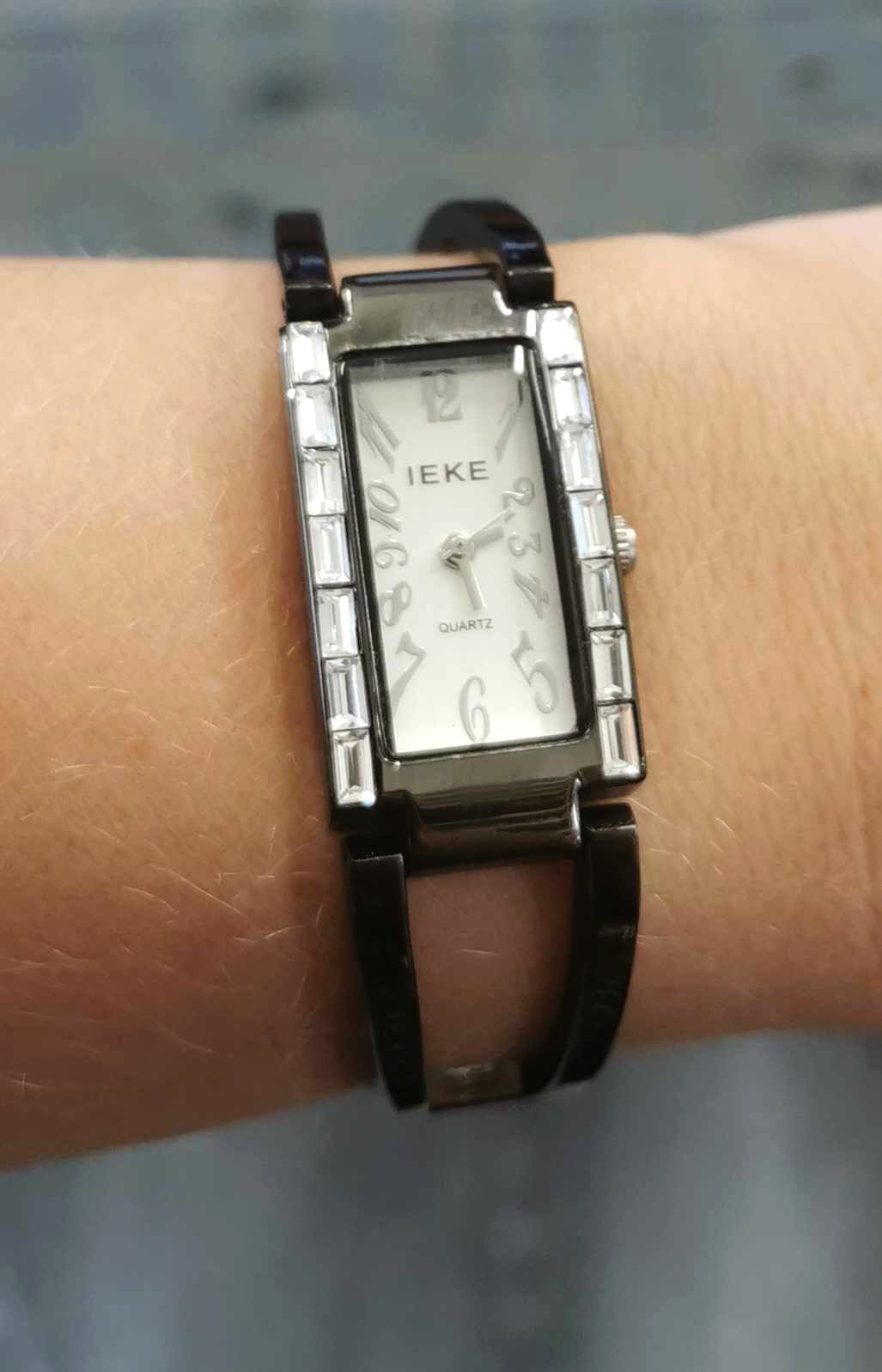 Montre pour femmes rectangle métal noir