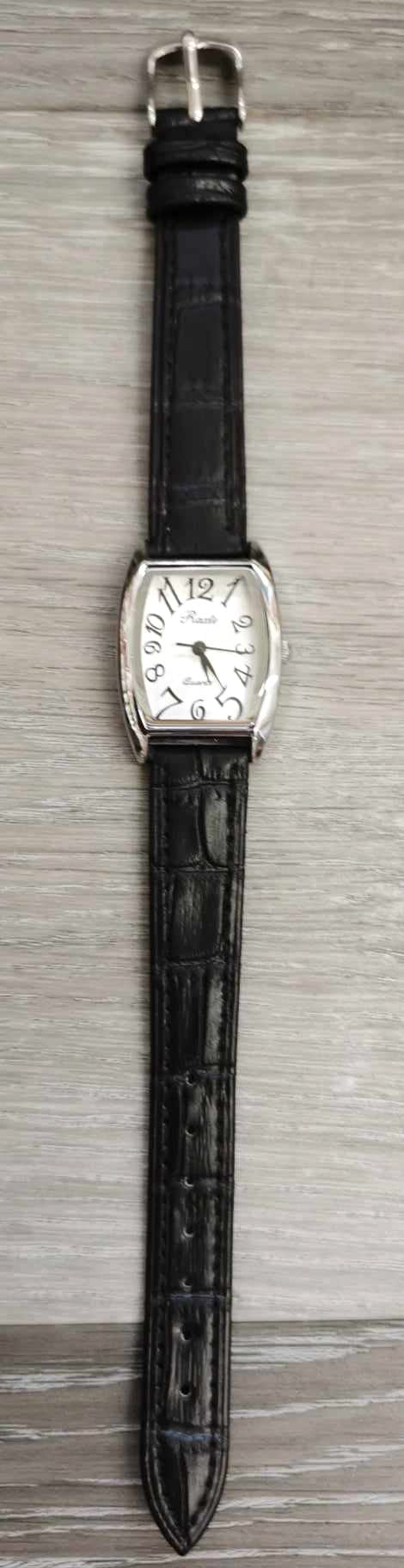 Montre femme rectangle arrondi bracelet de cuir noir