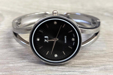 Montre ZJ bangle pour femmes argent et noir