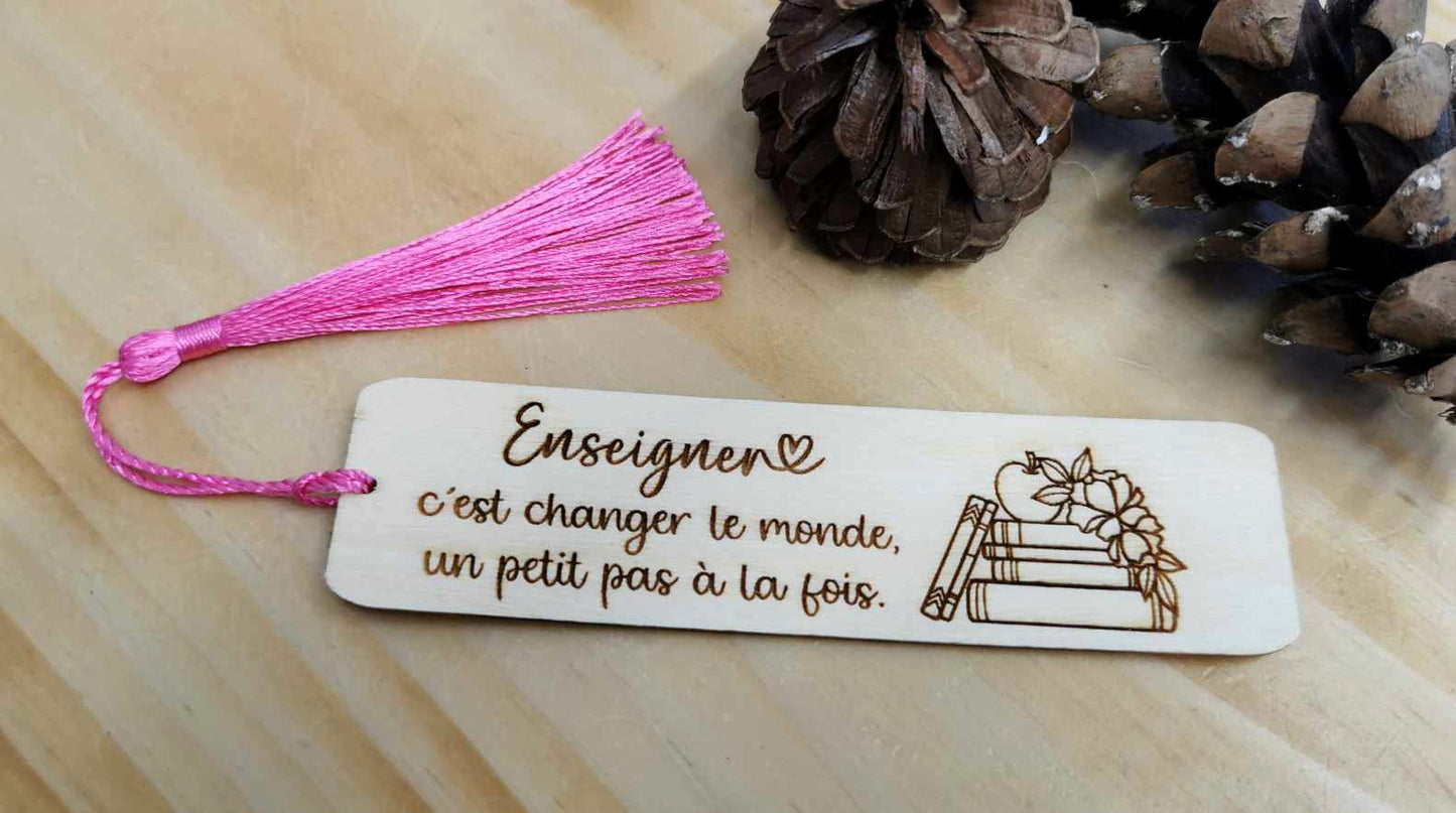 Signet en bois - Enseigner c'est changer le monde un petit pas à la fois.