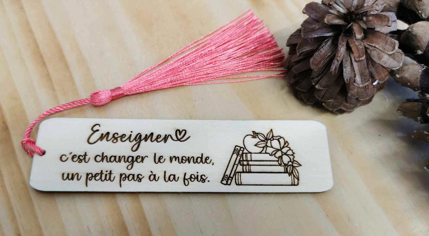 Signet en bois - Enseigner c'est changer le monde un petit pas à la fois.