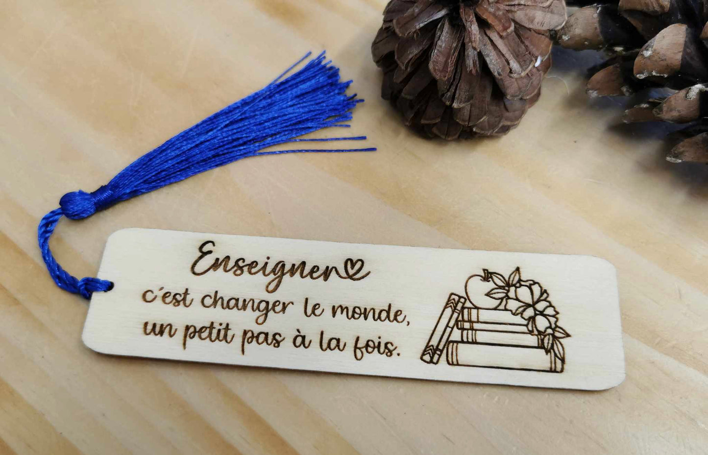 Signet en bois - Enseigner c'est changer le monde un petit pas à la fois.