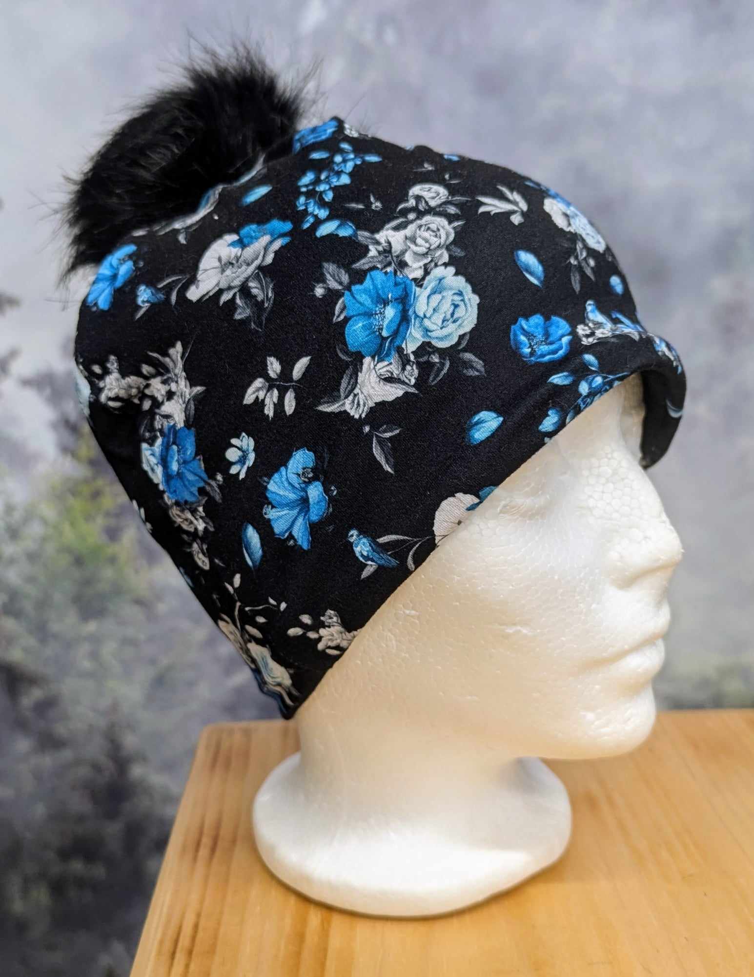 Tuque doublée fleurie pour femmes faite à la main