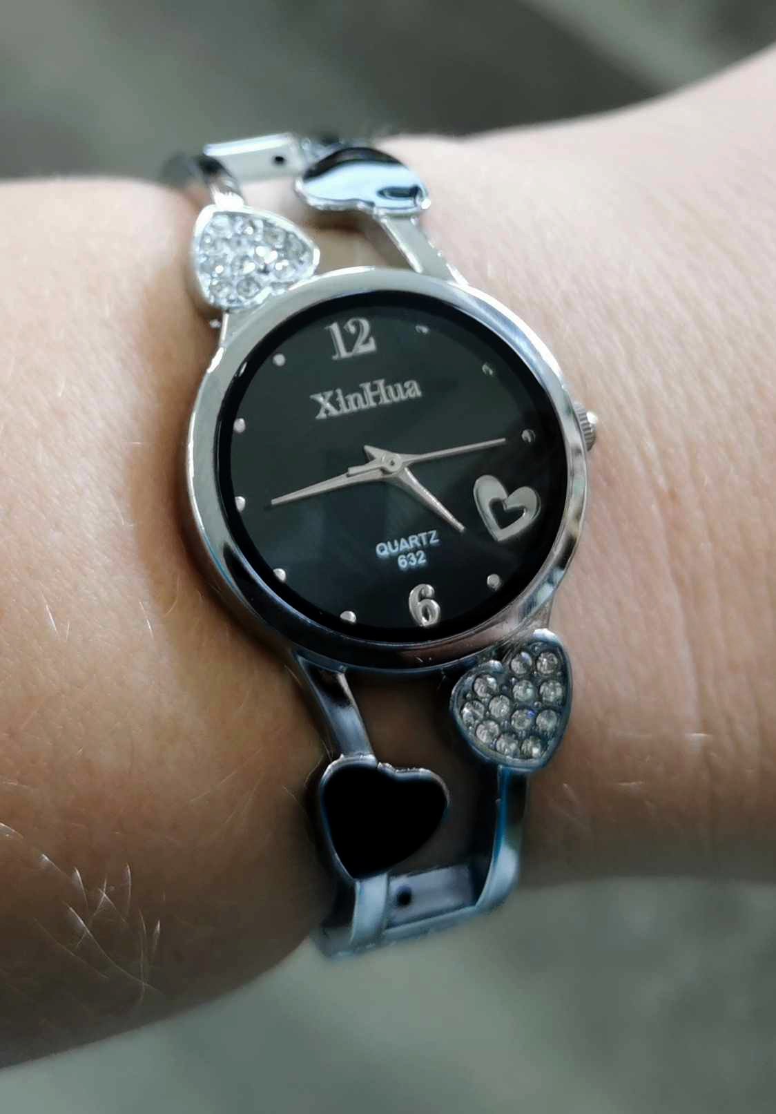 Montre bangle pour femmes noir et argent avec coeurs