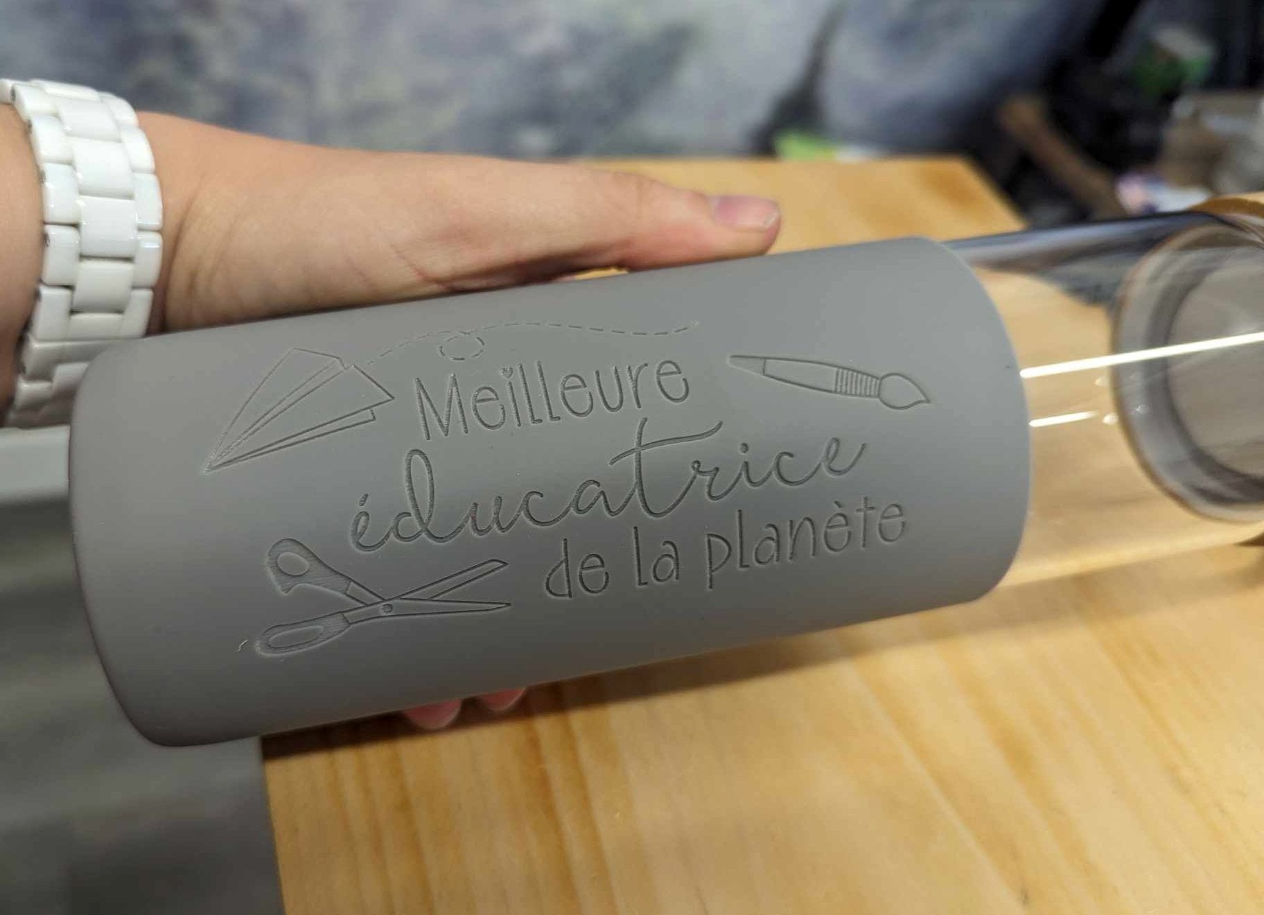 Bouteille en verre 20 oz. enrobée d'un manchon de silicone gravé: Meilleure éducatrice de la planète! - Gris