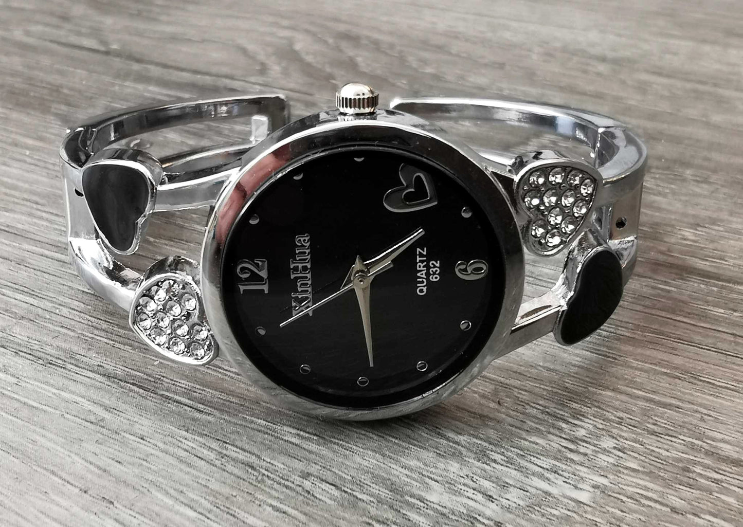 Montre bangle pour femmes noir et argent avec coeurs