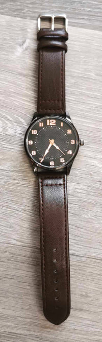 Montre pour hommes fond noir, bracelet de cuir brun